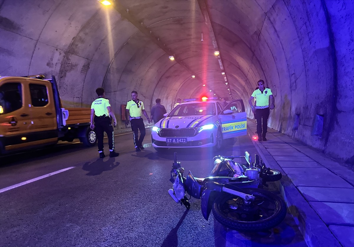 Sinop'ta, "dur" ihtarına uymayan motosikletin çarptığı polis memuru yaralandı.