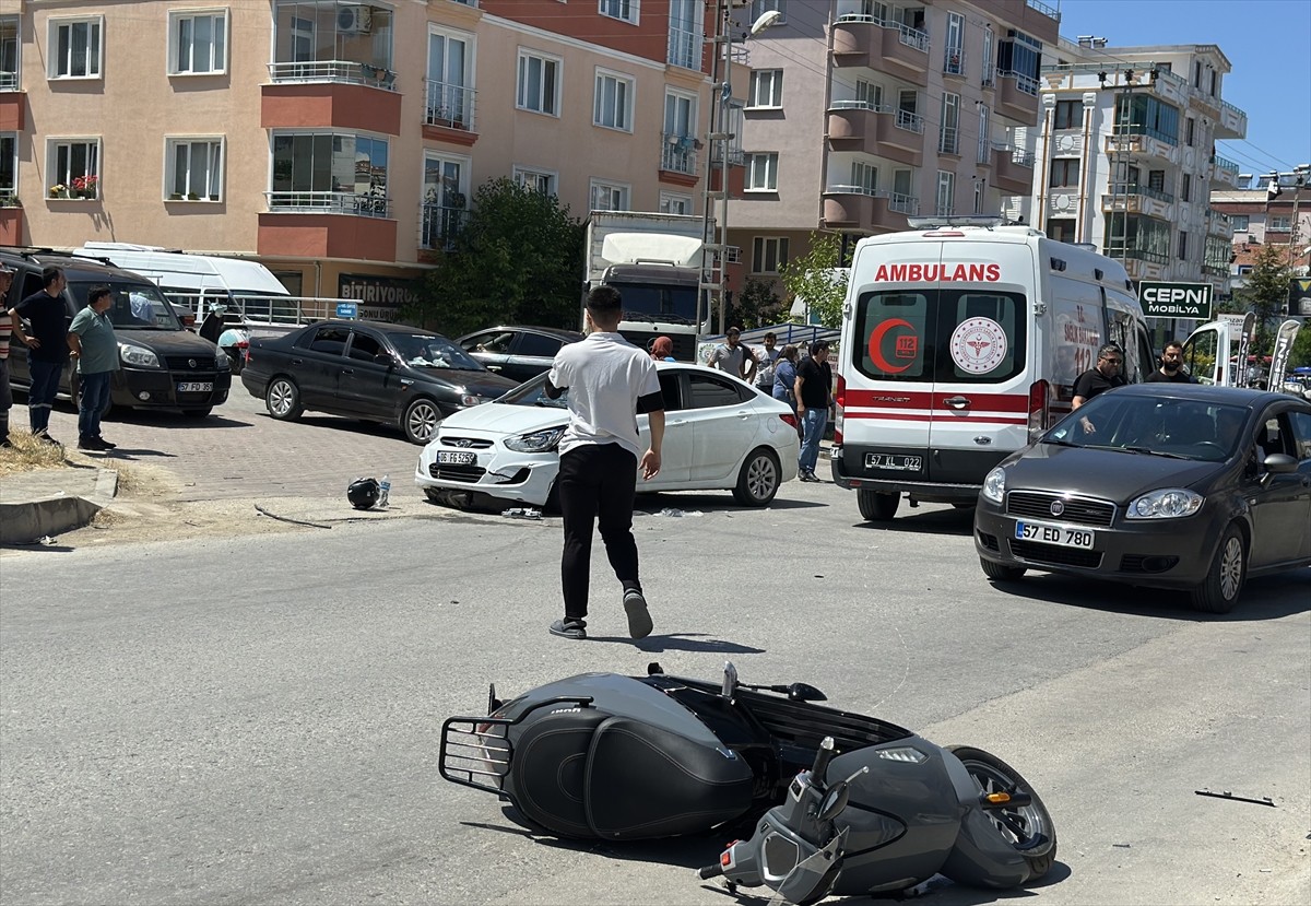 Sinop'un Gerze ilçesinde otomobille motosikletin çarpışması sonucu 2 kişi yaralandı.