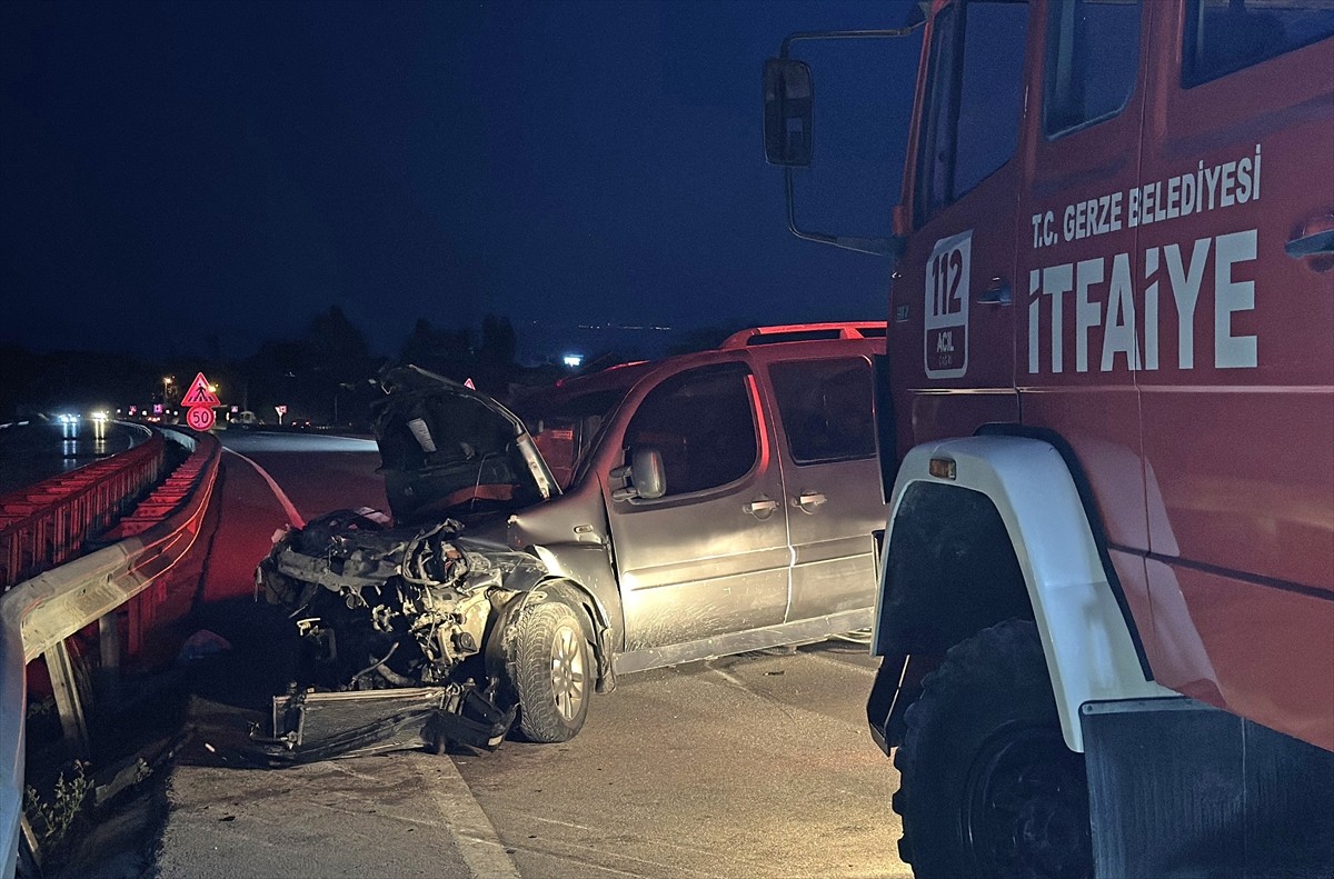 Sinop’un Gerze ilçesinde hafif ticari aracın bariyere çarpması sonucu 2 kişi yaralandı. 