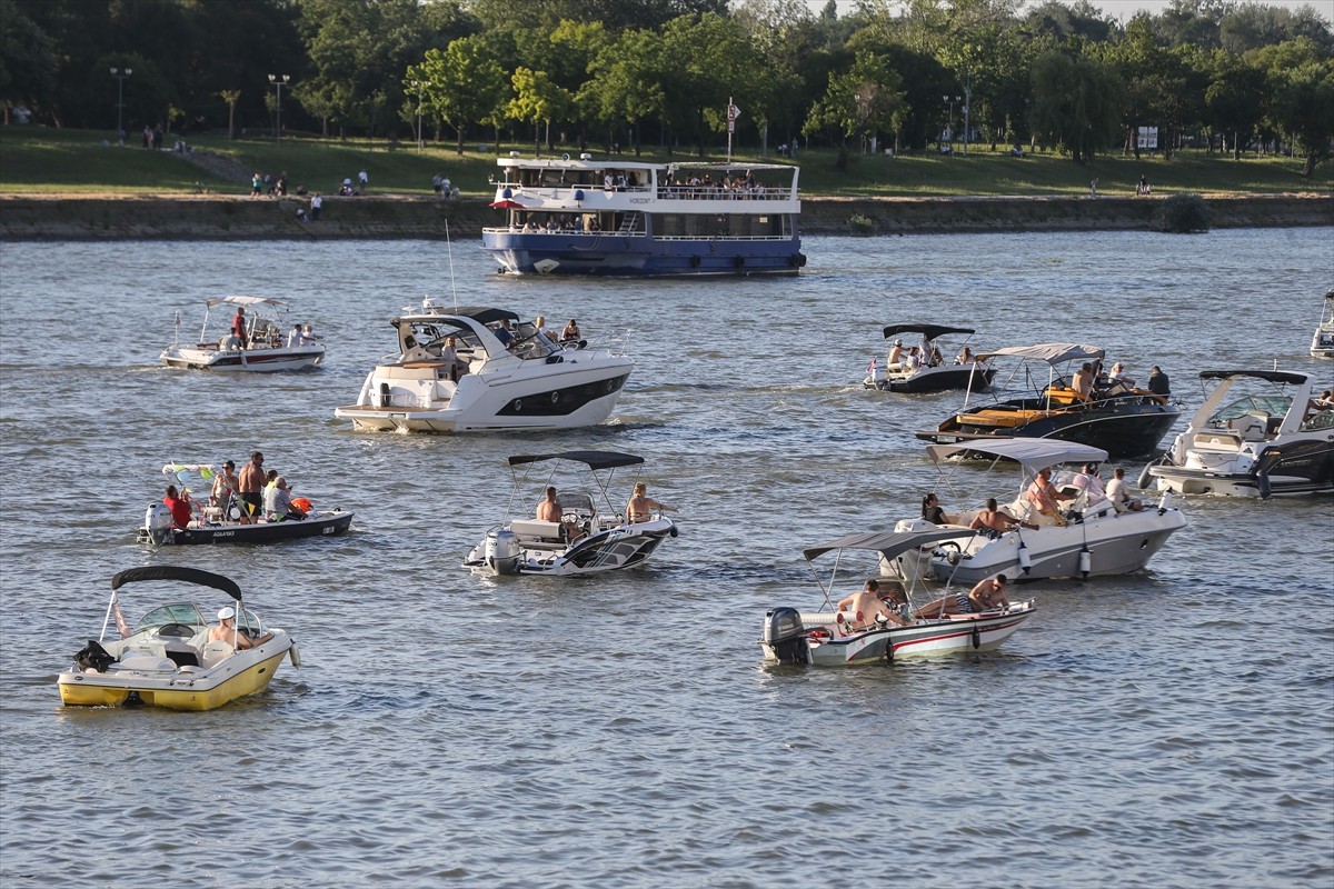 Sırbistan'ın başkenti Belgrad'da bu yıl 20'ncisi düzenlenen geleneksel Tekne Karnavalı kapsamında...