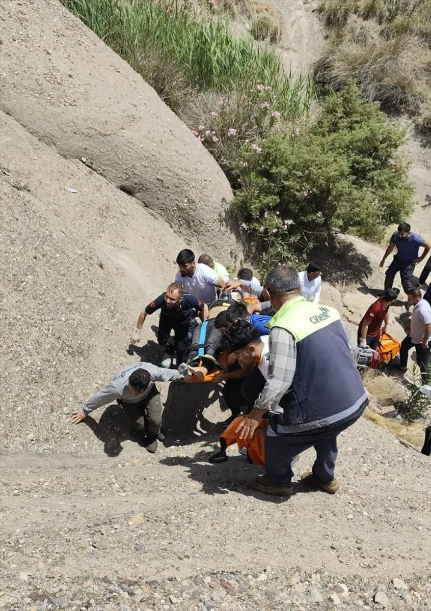 Şırnak'ın Silopi ilçesinde şarampole devrilen otomobildeki 1 kişi öldü, 3 kişi yaralandı.