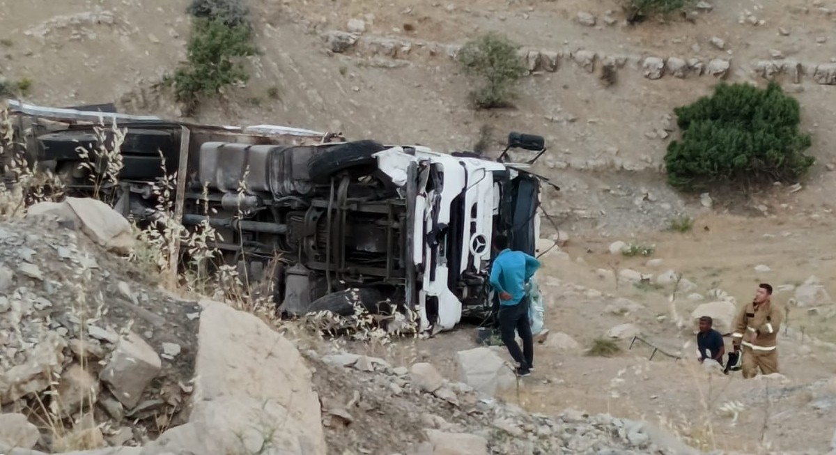 Şırnak'ta tırın şarampole devrilmesi sonucu ağır yaralanan sürücü hastaneye kaldırıldı.