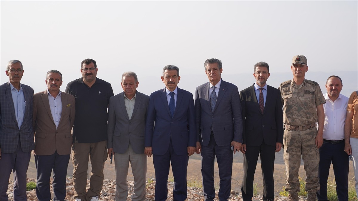 Şırnak Valisi Birol Ekici, Cudi Dağı Sefine bölgesinde yapımı planlanan Hz. Nuh Camisi proje...