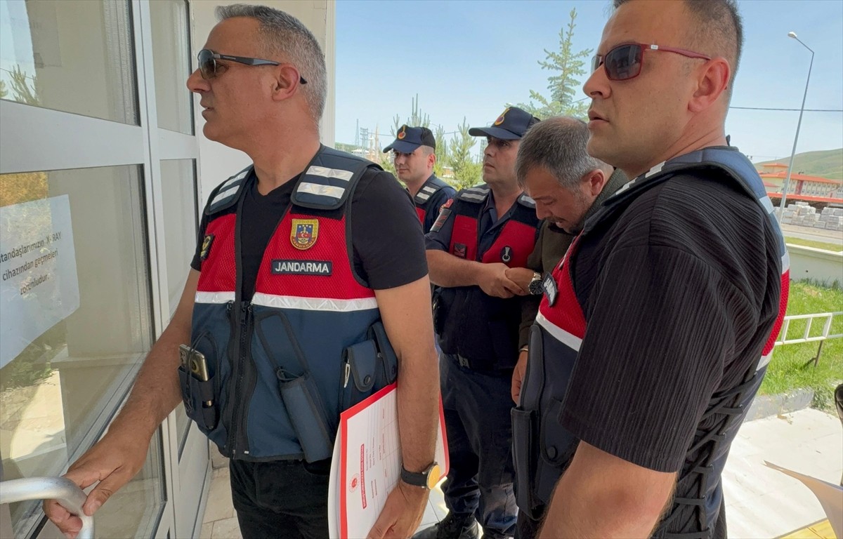  Sivas'ın Yıldızeli ilçesinde arazi meselesinden çıktığı belirtilen tartışmada kardeşini öldürüp...