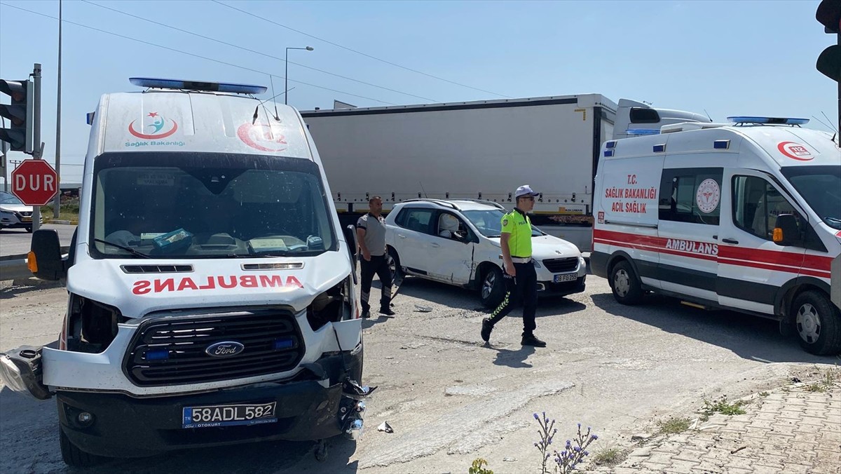 Sivas'ta hasta taşıyan ambulansla otomobilin çarpışması sonucu 5 kişi yaralandı. Yaralılar, sağlık...