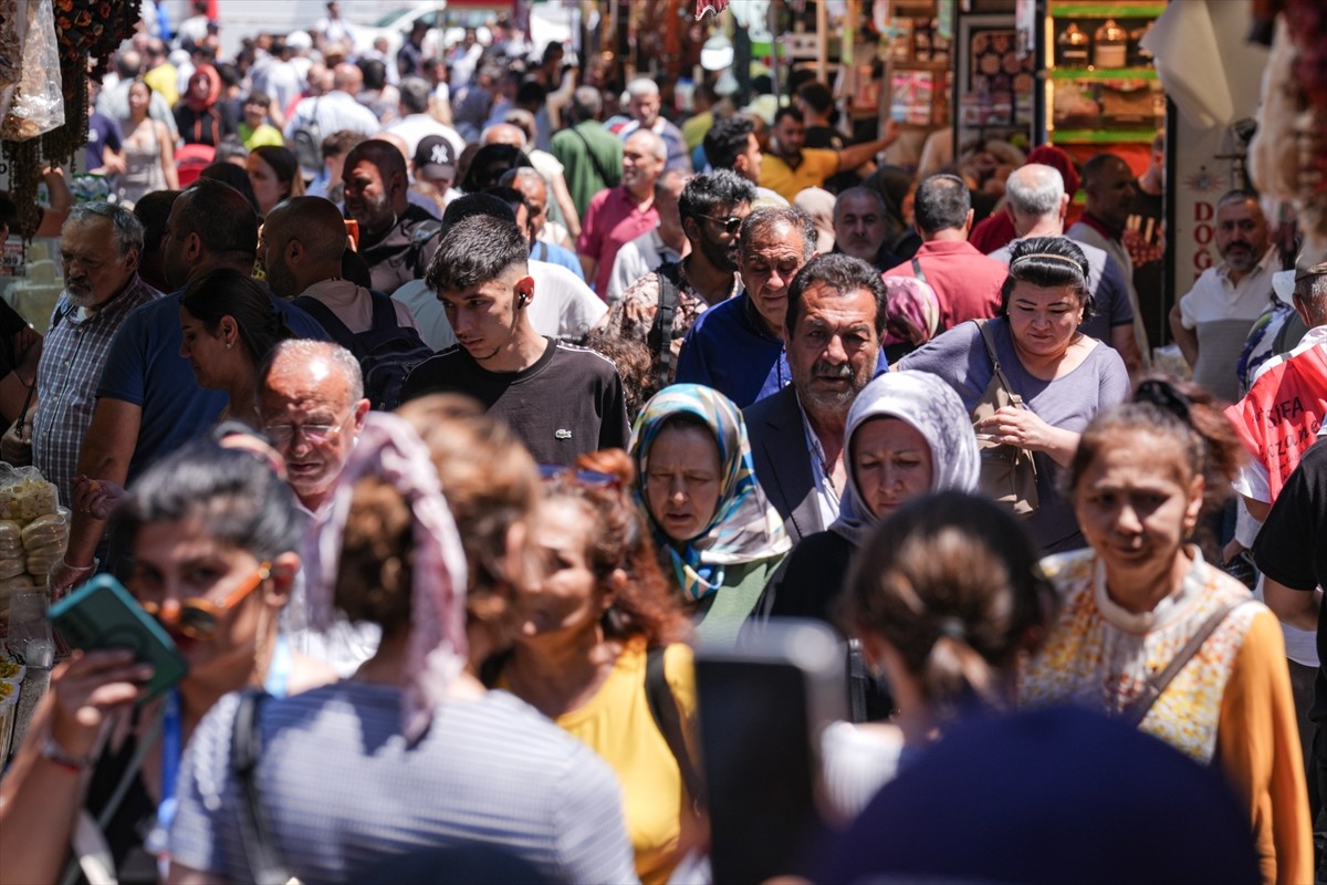 Tarihi ve turistik mekanlara ev sahipliği yapan Eminönü'nde Kurban Bayramı'nın arifesinde...