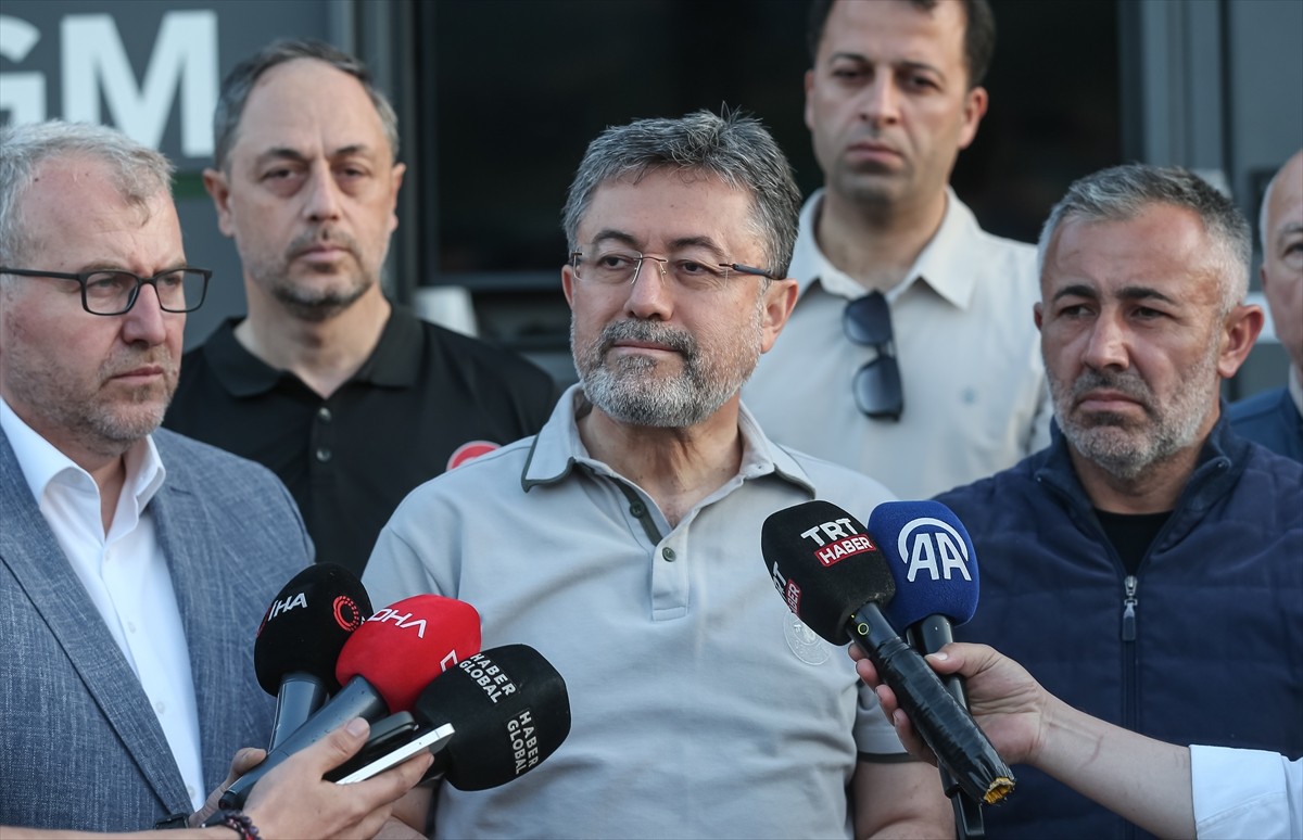 Tarım ve Orman Bakanı İbrahim Yumaklı, Bilecik'te yangının devam ettiği bölgede, gazetecilere...