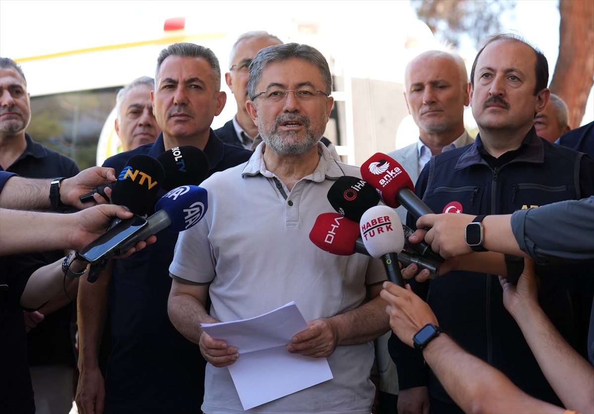 Tarım ve Orman Bakanı İbrahim Yumaklı, İzmir'in Seferihisar ve Menderes ilçeleri arasında çıkan...