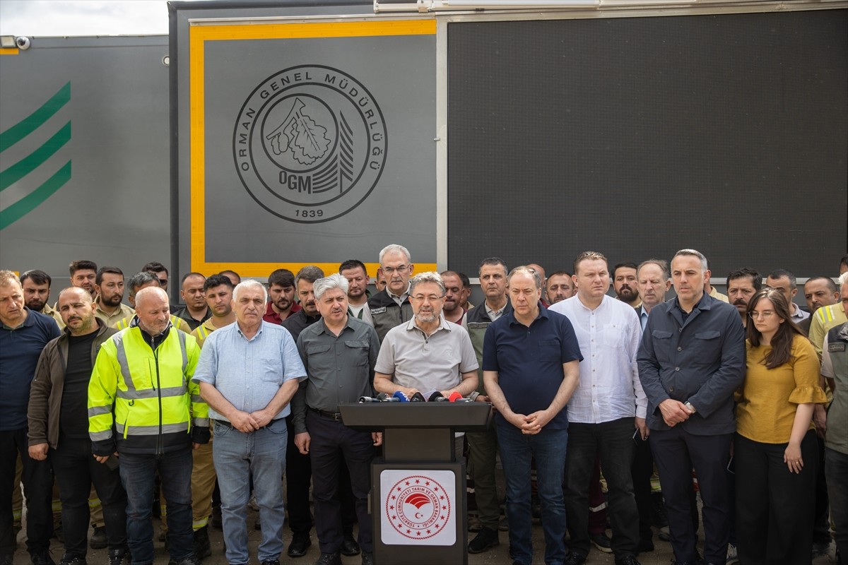 Tarım ve Orman Bakanı İbrahim Yumaklı (sağ 5), orman yangının çıktığı Sakarya'nın Taraklı...