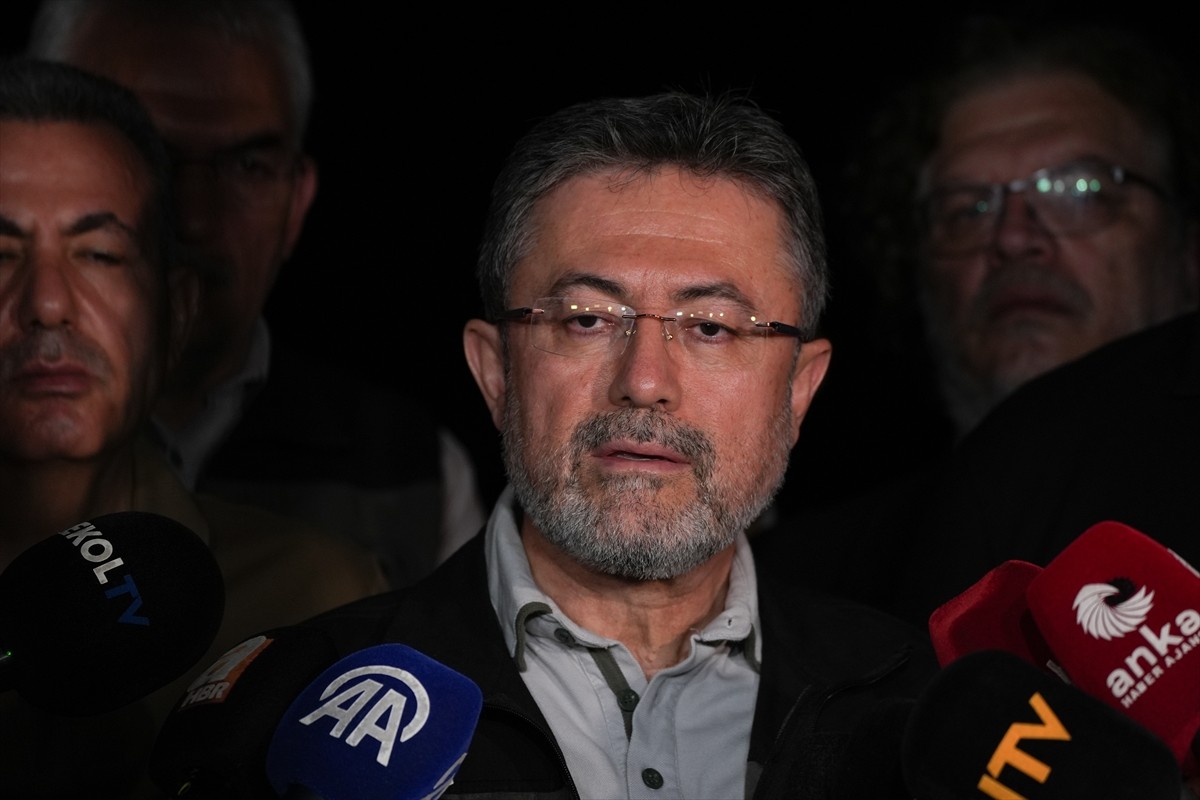 Tarım ve Orman Bakanı İbrahim Yumaklı, Seferihisar ve Menderes ilçelerindeki orman yangınının...