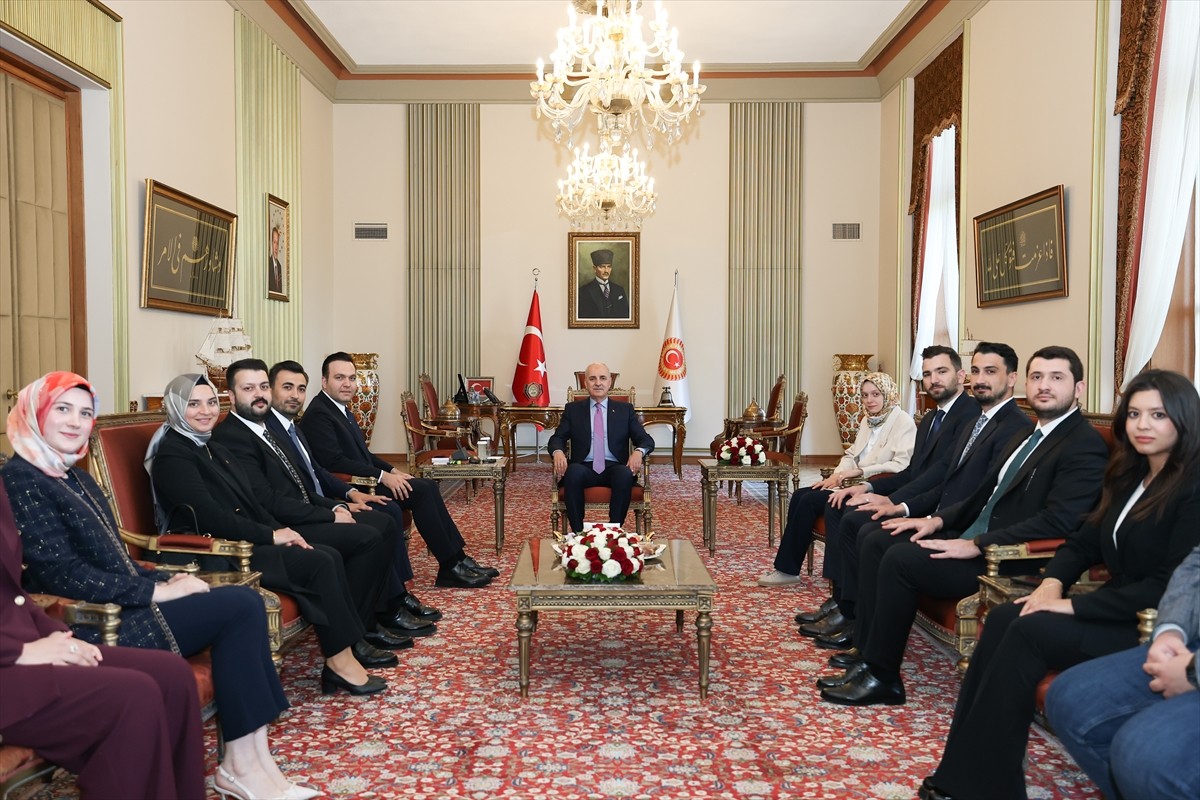 TBMM Başkanı Numan Kurtulmuş (ortada), AK Parti Gençlik Kolları Başkanı Yusuf İbiş (sol 5) ve...
