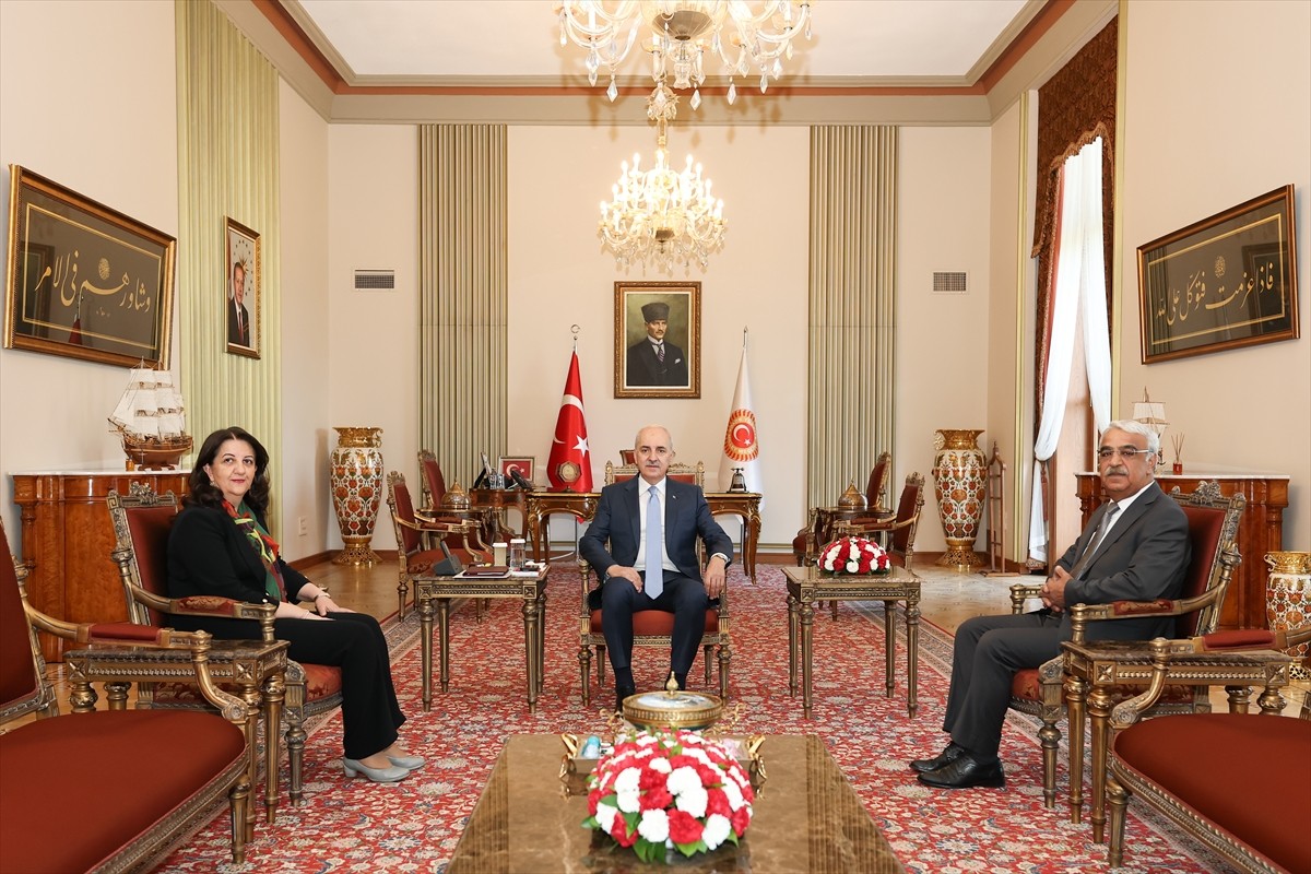 TBMM Başkanı Numan Kurtulmuş (ortada), DEM Parti'li Pervin Buldan (solda) ve Mithat Sancar'ı...