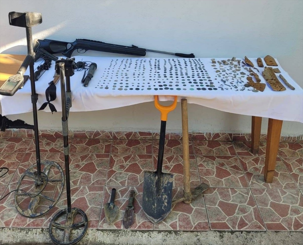 Tekirdağ'da bir evde tarihi eser niteliğinde olduğu değerlendirilen 432 sikke ve obje, 1 kilo 348...