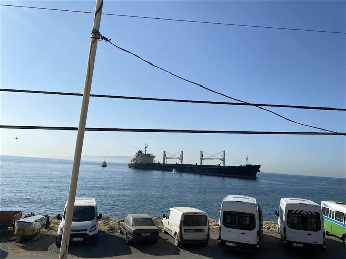 Tekirdağ'ın Şarköy ilçesinde karaya oturan kuru yük gemisinin kurtarılması için çalışma...