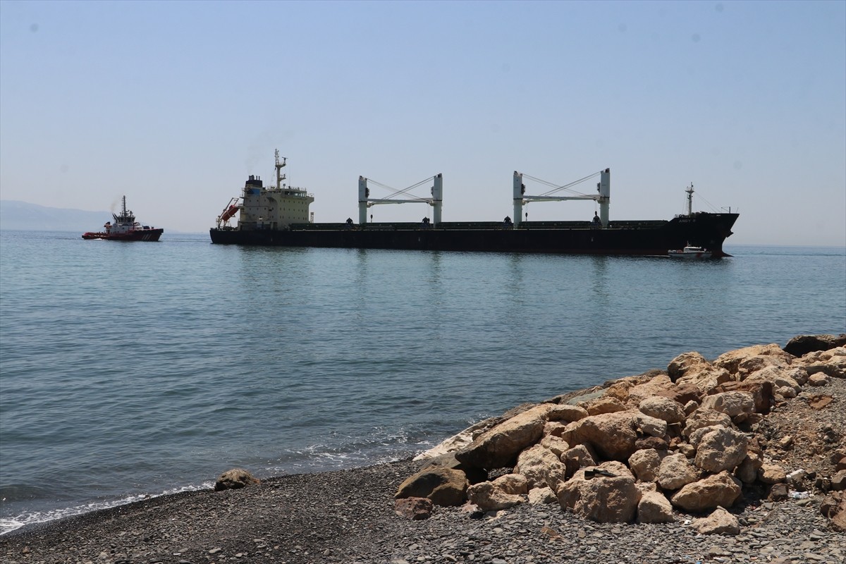 Tekirdağ'ın Şarköy ilçesinde karaya oturan kuru yük gemisinin kurtarılması için çalışma...