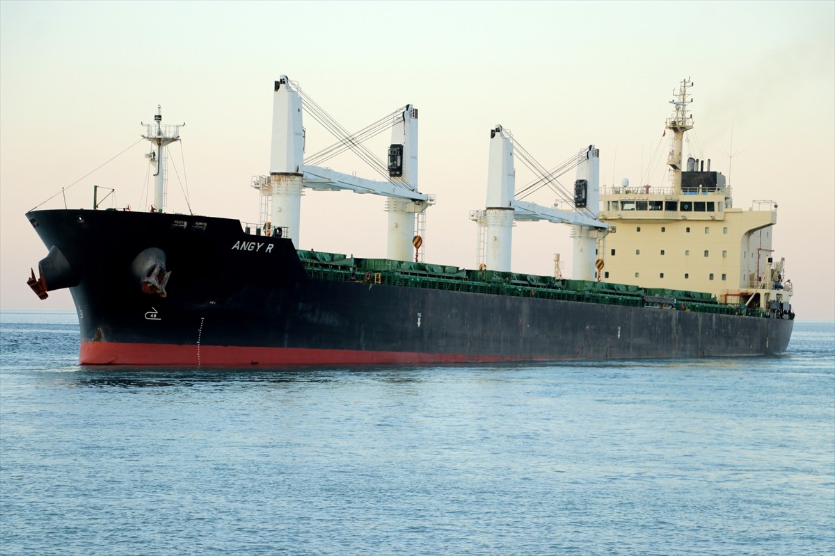 Tekirdağ’ın Şarköy ilçesi açıklarında karaya oturan kuru yük gemisinin kurtarılması için yürütülen...