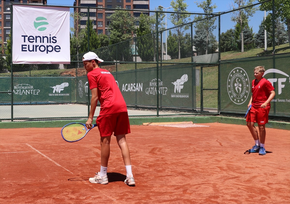 Teniste 14 Yaş Avrupa Yaz Kupası Elemeleri, Gaziantep'te başladı. Gaziantep Valiliği, Büyükşehir...