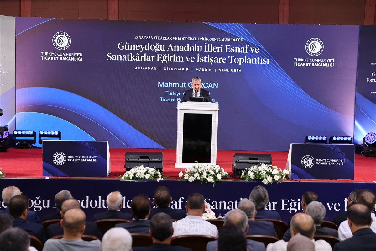 Ticaret Bakan Yardımcısı Mahmut Gürcan (Fotoğrafta), Ticaret Bakanlığınca esnaf ve sanatkarların...