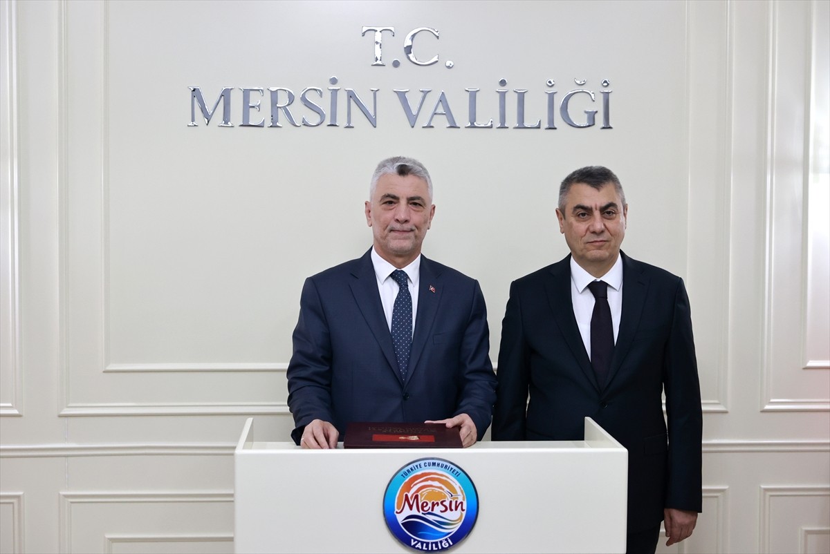 Ticaret Bakanı Ömer Bolat (sol 2), Mersin'deki programları kapsamında Valiliği ziyaret etti.