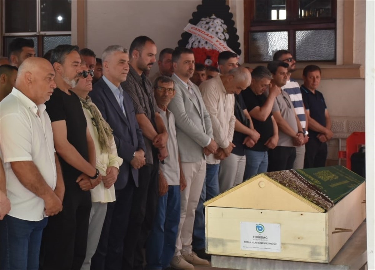 Ticaret Bakanı Ömer Bolat (sol4), Tekirdağ'da eşi Suna Bolat'ın teyzesi Sebahat Dündar'ın cenaze...