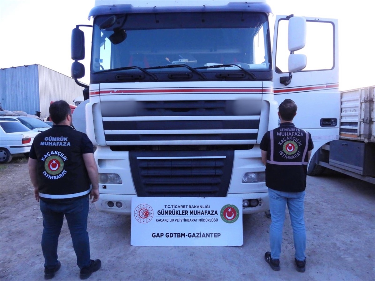 Ticaret Bakanlığı Gümrük Muhafaza ekiplerince Gaziantep-Şanlıurfa Otoyolu'nda gerçekleştirilen...