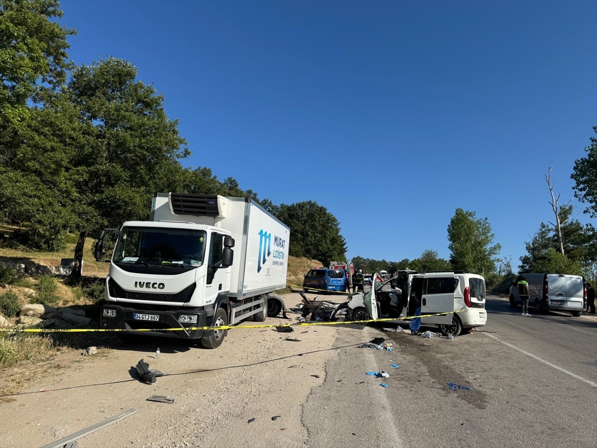 Tokat'ın Niksar ilçesinde hafif ticari aracın park halindeki kamyona çarpması sonucu 2 kişi öldü...
