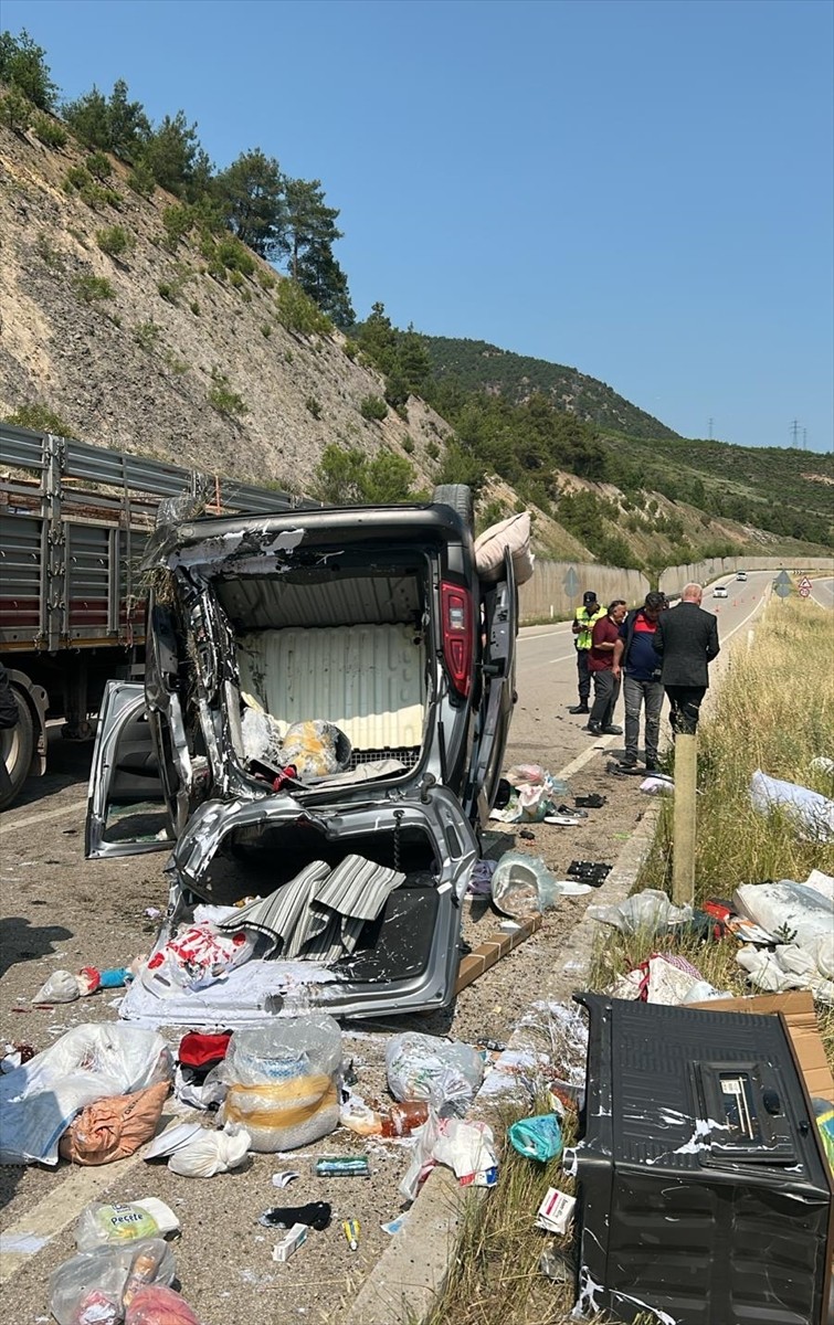 Tokat'ın Reşadiye ilçesinde devrilen hafif ticari araçtaki 5 kişi yaralandı.