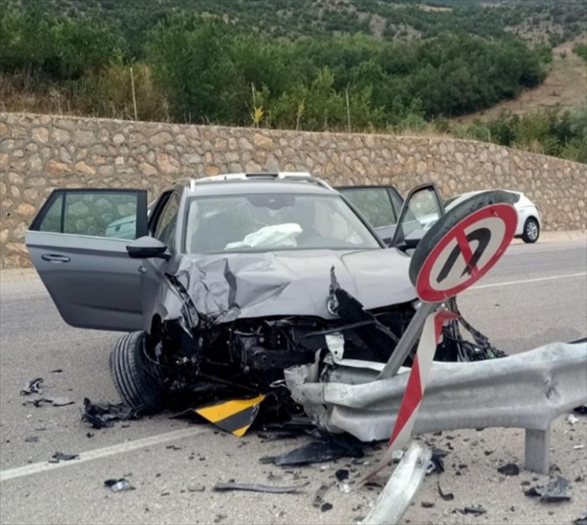 Tokat'ta otomobilin bariyerlere çarpması sonucu 3'ü çocuk 8 kişi yaralandı. 
