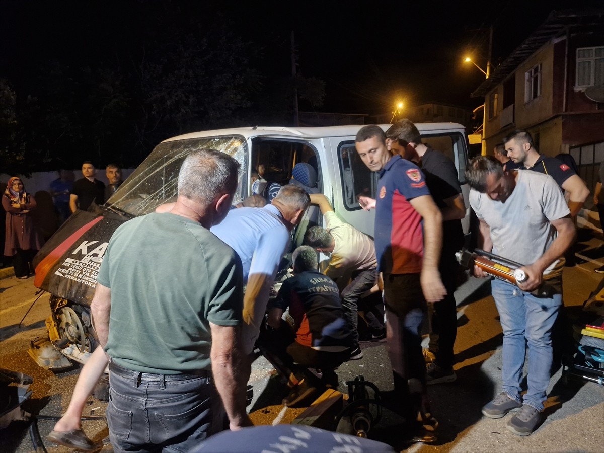 Tokat’ın Erbaa ilçesinde minibüsün park halindeki pikaba çarpması sonucu 1 kişi yaralandı. Araçta...