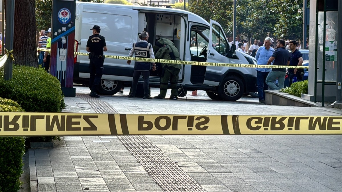 Trabzon'da, 15 Temmuz Şehitler ve Hürriyet Parkı'ndaki şüpheli çanta fünye ile patlatıldı. 