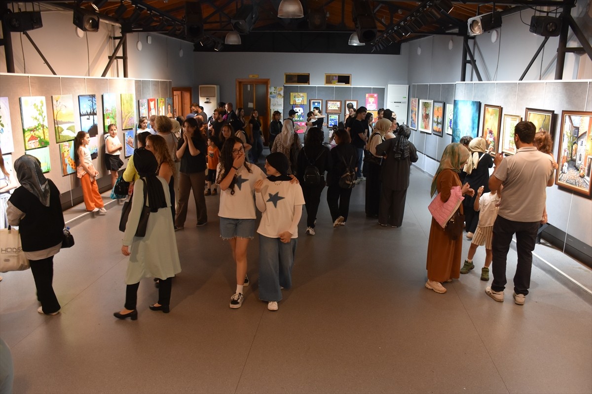 Trabzon'da farklı yaş aralığındaki çocuklar ile yetişkinlerin yaptığı 100'ün üzerinde eserin yer...