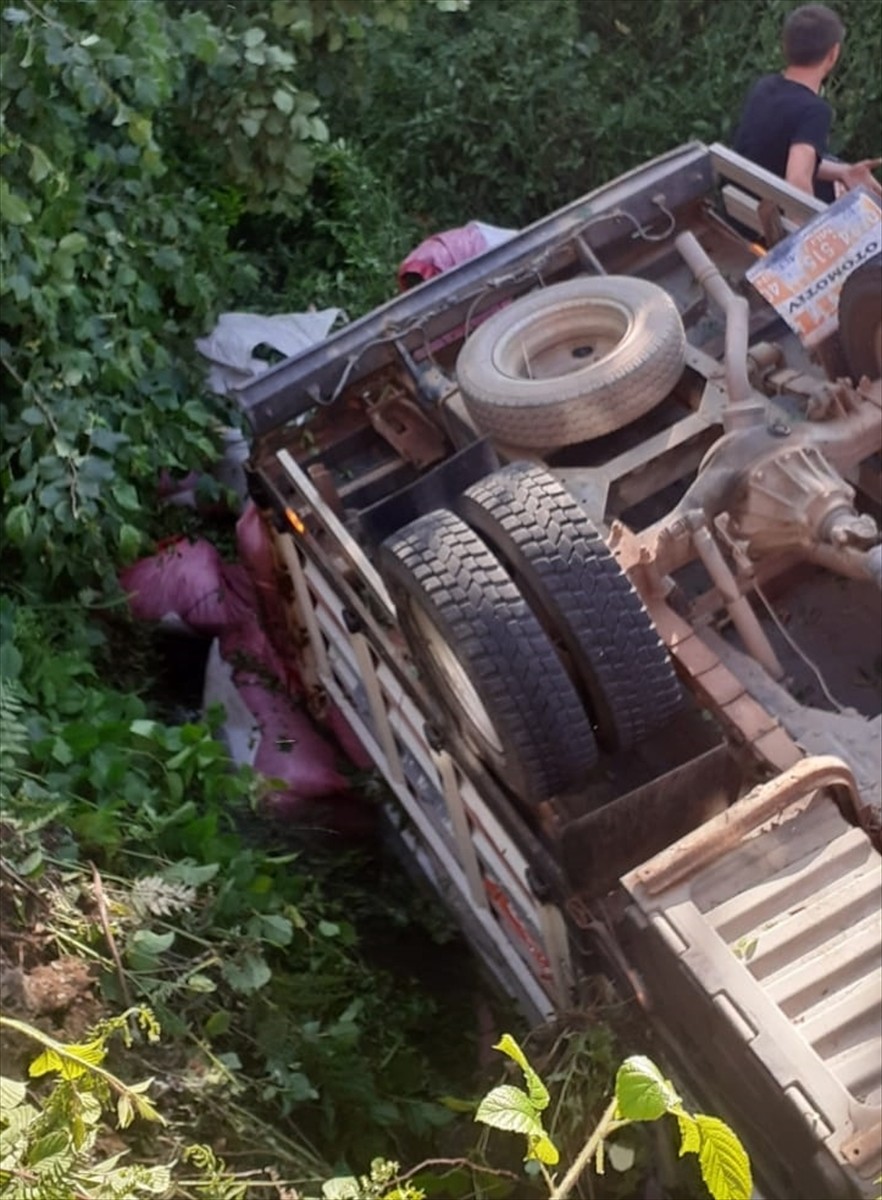  Trabzon'un Of ilçesinde çay yüklü kamyonun devrildiği kazada yaralanan 9 kişi tedavi altına...