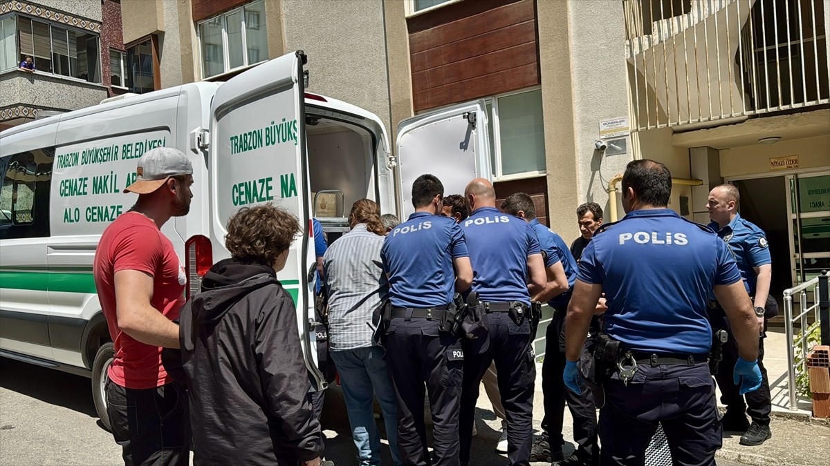 Trabzon'un Ortahisar ilçesinde tabancayla ateş edilen kişi öldü. Olay yerine polis ve sağlık...