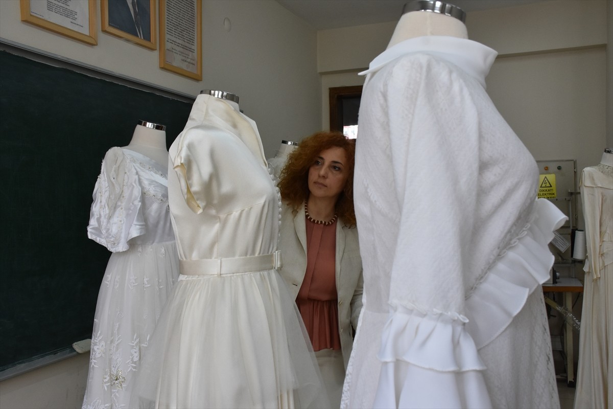 Trabzon Olgunlaşma Enstitüsü öğrencileri ile kursiyerler, 1935-1980 yılları arasında kullanılan...