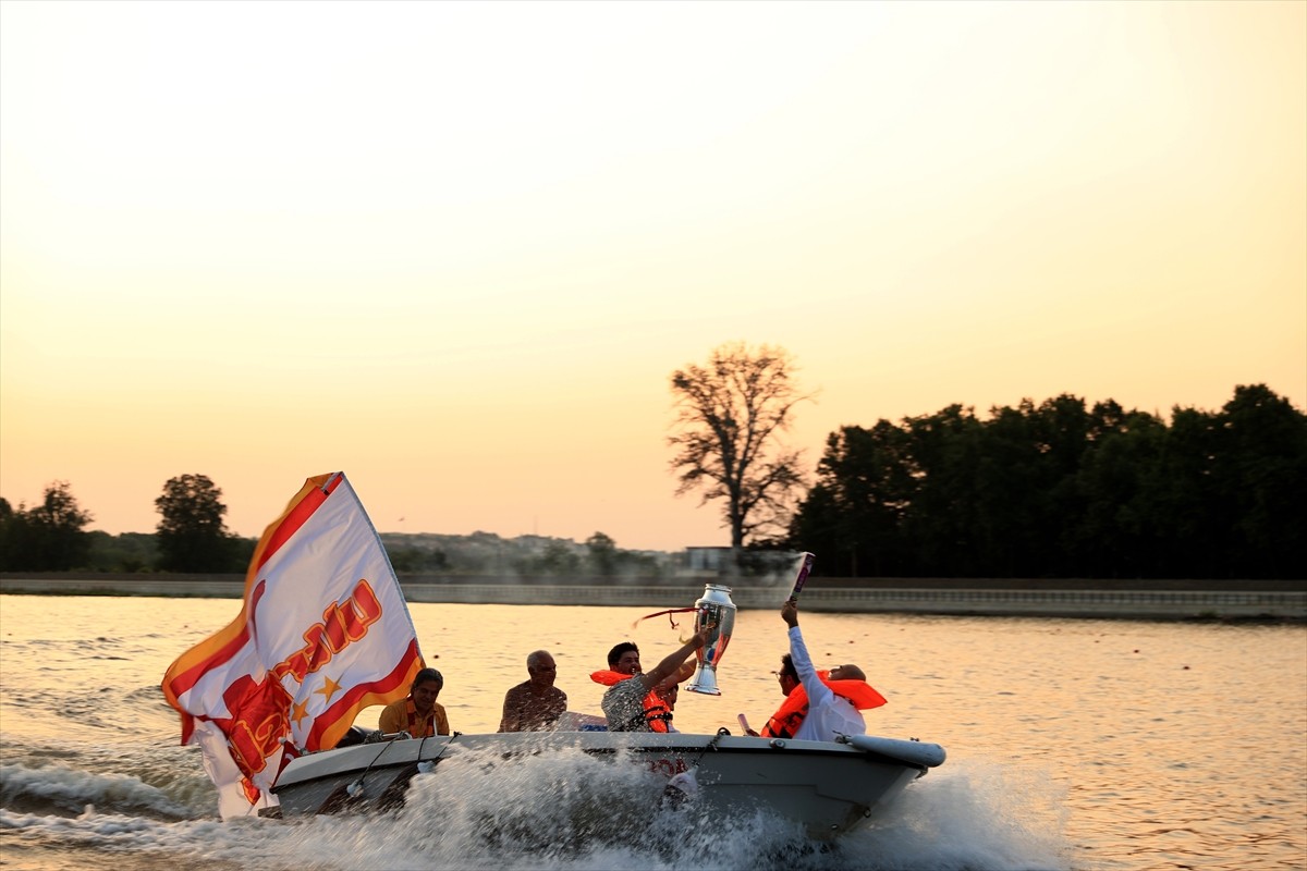 Trendyol Süper Lig şampiyonu Galatasaray, Edirne’de Meriç Nehri üzerinde kutlama yaptı....