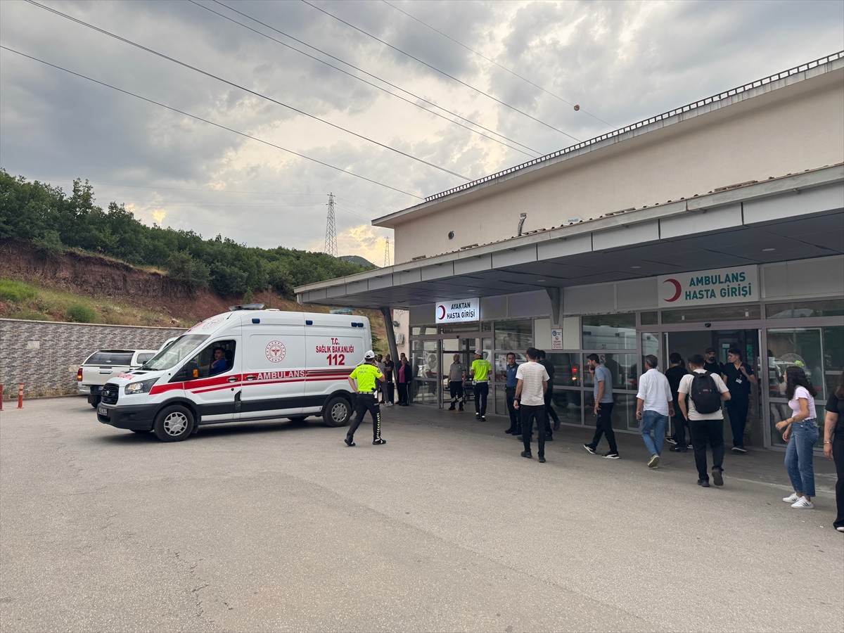 Tunceli'de kontrolden çıkan motosikletin devrilmesi sonucu polis memuru ve yaya yaralandı. Kazada...
