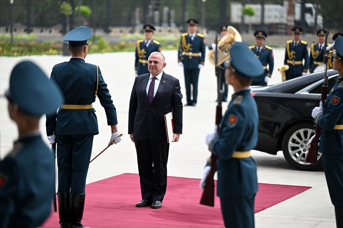 Türkiye'nin Bişkek Büyükelçisi Mekin Mustafa Kemal Ökem, güven mektubunu Kırgızistan Cumhurbaşkanı...
