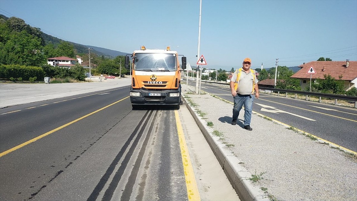 Türkiye'nin önemli geçiş güzergahlarından D-100 kara yolunun Bolu Dağı geçişinde, yol kenarındaki...