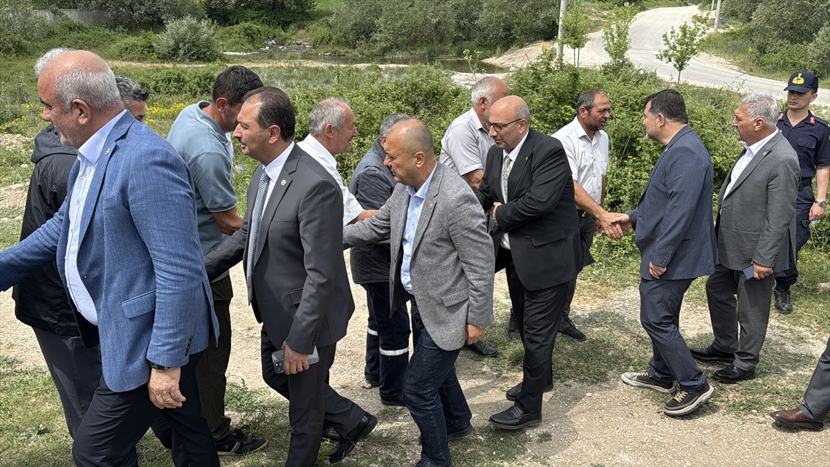 Türkiye Büyük Millet Meclisi (TBMM) Zirai Don Olayını Araştırma Komisyonu üyeleri, Bolu'da zirai...