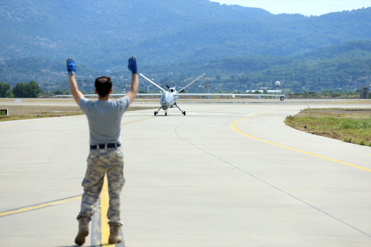 Türkiye Cumhuriyeti'nin hava sahası güvenliğinin teminatı Hava Kuvvetleri Komutanlığı personeli...