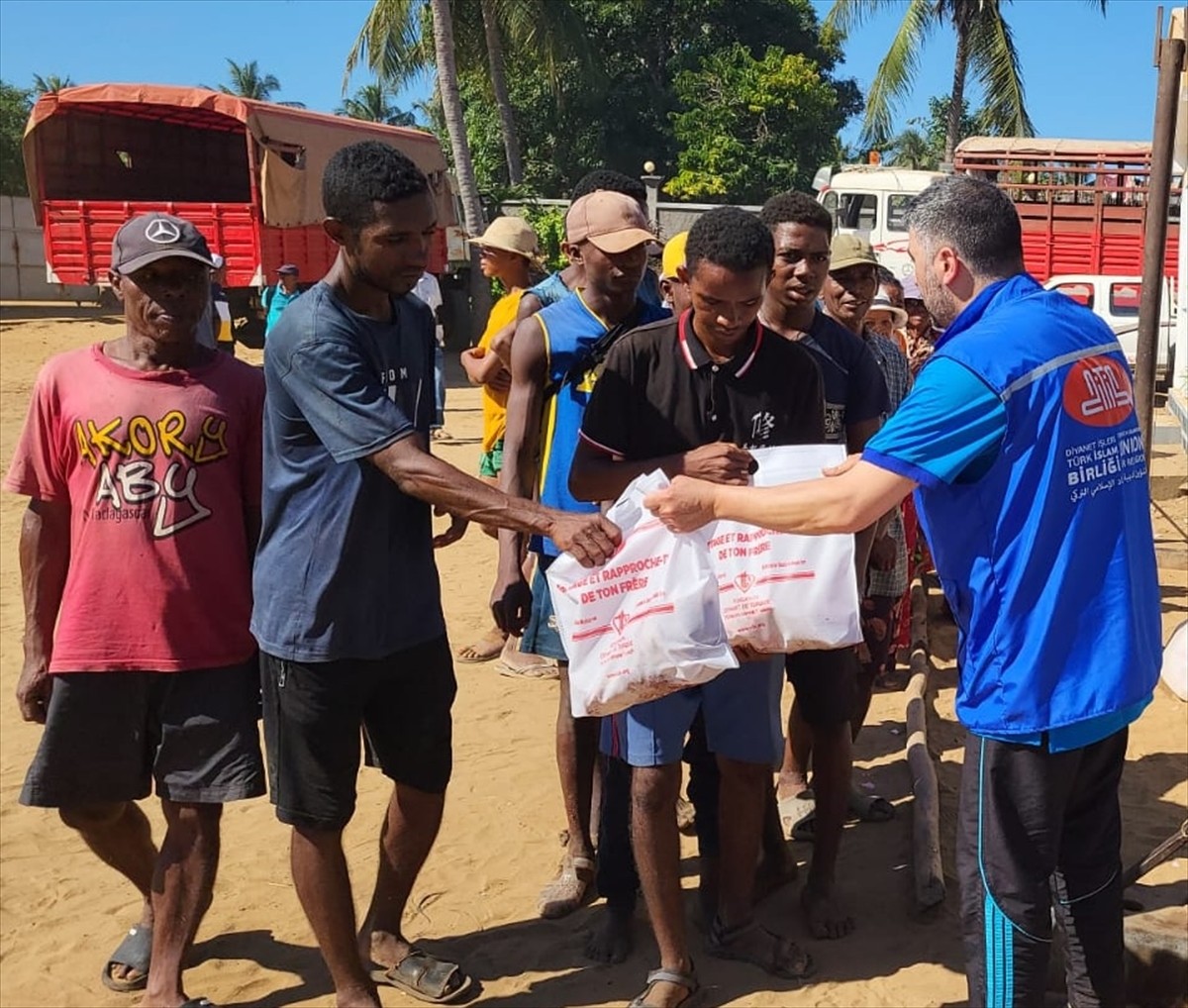 Türkiye Diyanet Vakfı (TDV) gönüllüleri, hayırseverlerin yaptığı yardımları Madagaskar'da ihtiyaç...