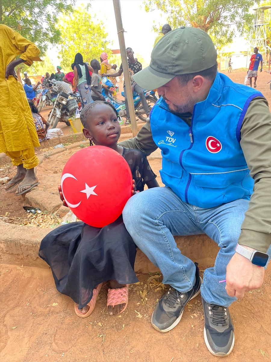 Türkiye Diyanet Vakfı (TDV), Mali'nin kuzey bölgelerindeki savaştan etkilenen halka...