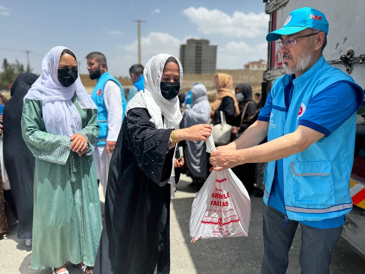 Türkiye Diyanet Vakfı (TDV), vekaletle kurban kesim organizasyonu kapsamında Afganistan'da 200 bin...