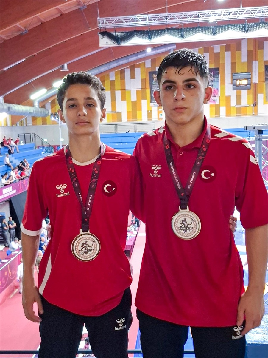 Türkiye, İtalya'nın Caorle kentinde düzenlenen 15 Yaş Altı Avrupa Güreş Şampiyonası'nda birer...
