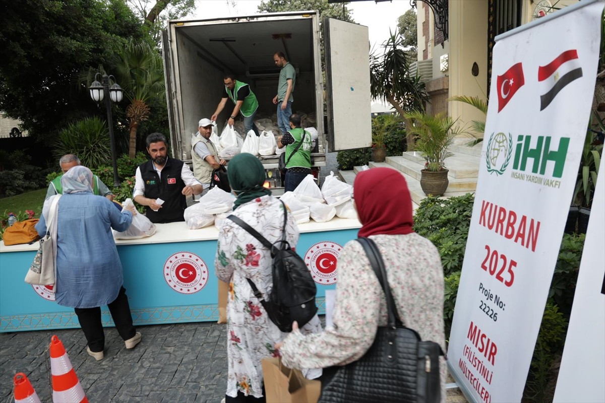 Türkiye’nin Kahire Büyükelçiliğinde düzenlenen Kurban Bayramı yardımlaşma ve dayanışma faaliyetine...