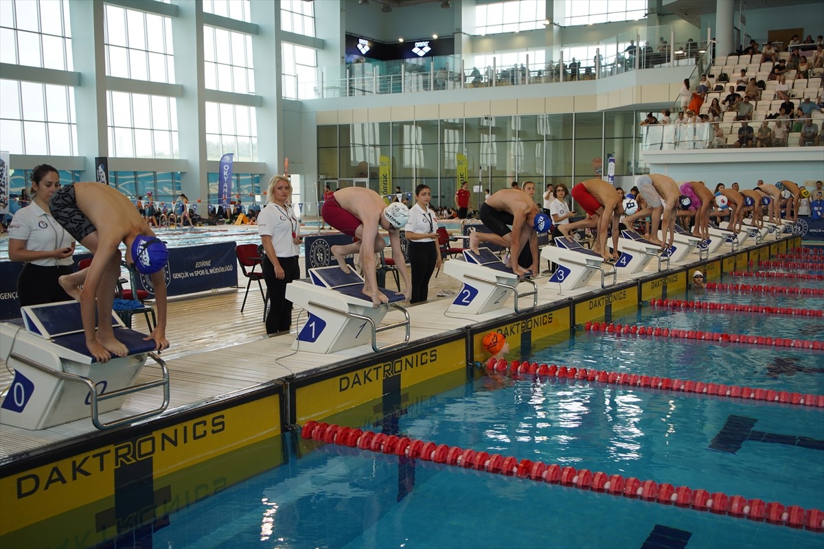 Türkiye Yüzme Federasyonunca düzenlenen Kırkpınar Yüzme Şenliği, Edirne'de devam ediyor. Edirne...