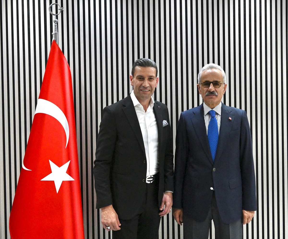  Ulaştırma ve Altyapı Bakanı Abdulkadir Uraloğlu (sağda), Türkiye Boks Federasyonu Başkanı Suat...