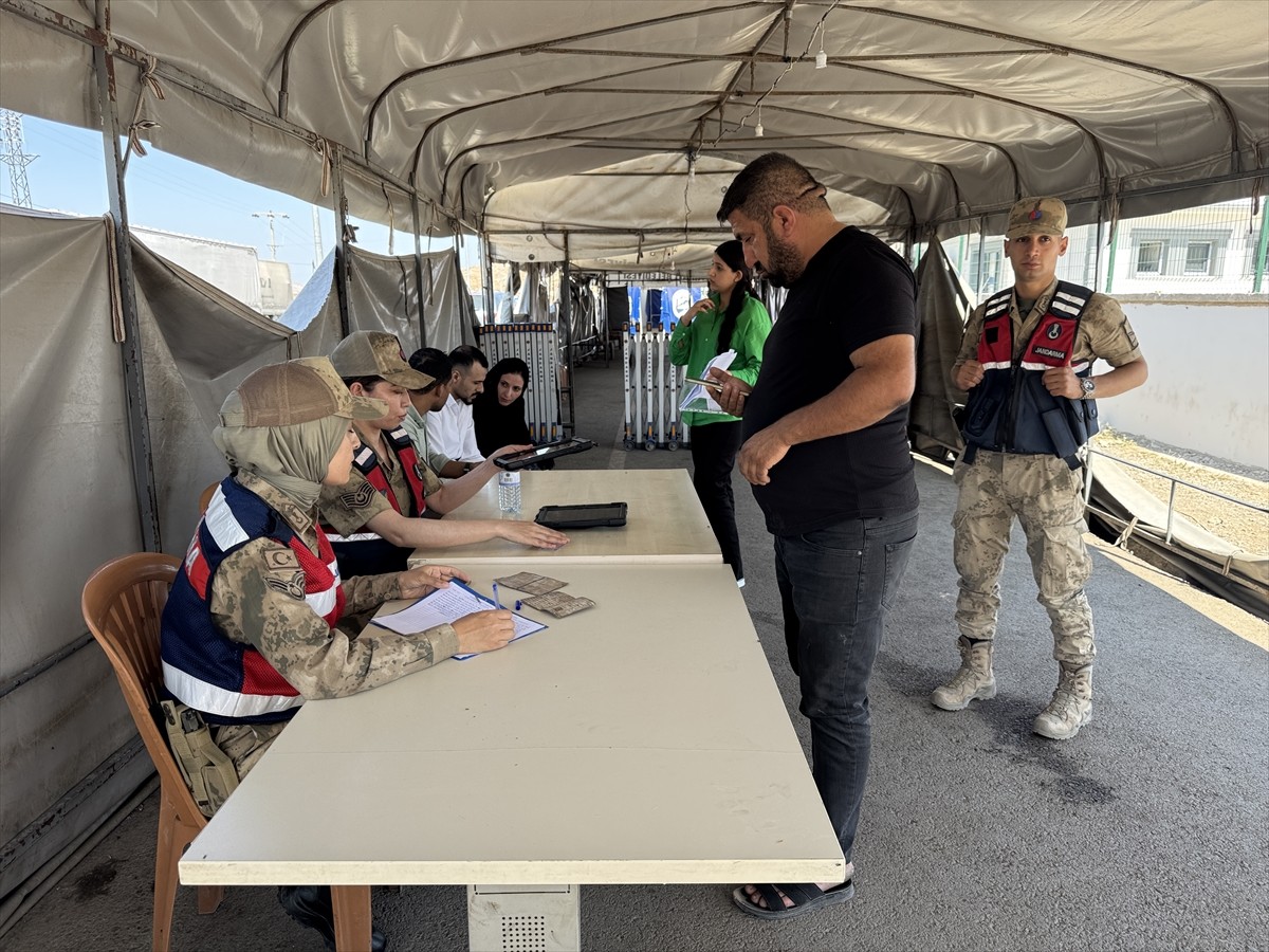 Ülkelerine gitmek isteyen Suriyelilerin, Hatay'daki Cilvegözü Sınır Kapısı'ndan kalıcı dönüş...