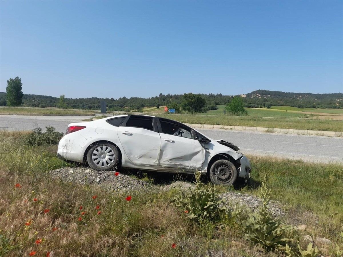 Uşak'ın Sivaslı ilçesinde otomobilin devrilmesi sonucu 4 kişi yaralandı.