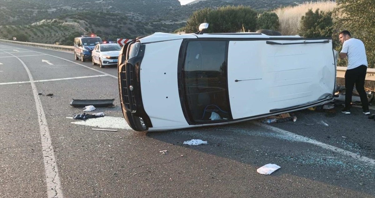 Uşak'ta devrilen hafif ticari araçtaki 1 kişi hayatını kaybetti, 1'i çocuk 4 kişi...